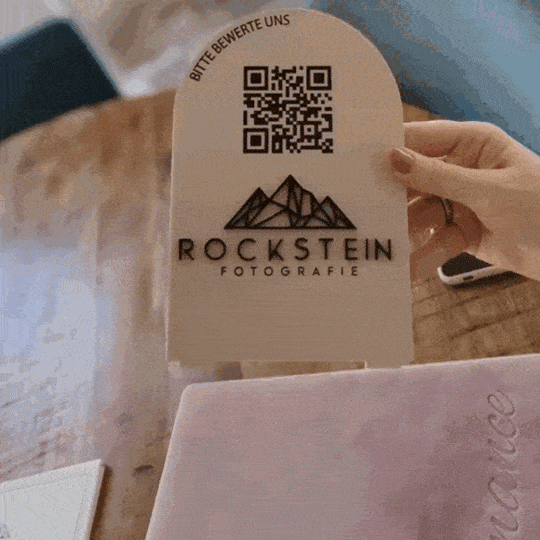 QR Code Schild zusammenstecken