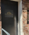 Firmenlogo Schild 3D Anthrazit mit Gold-Schriftzug an der Außenwand Eingangstür