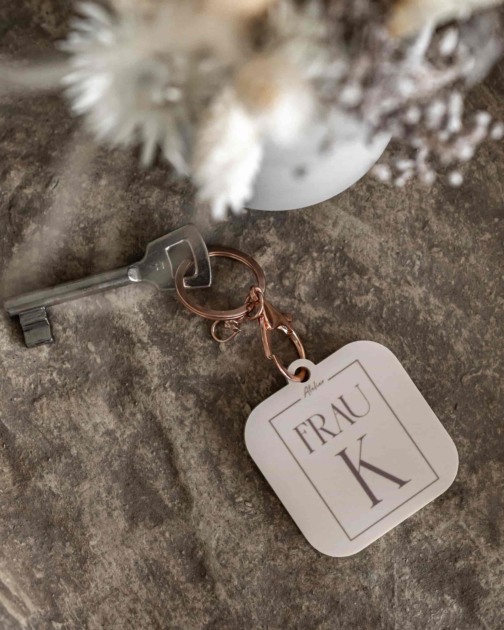 Personalisierter Schlüsselanhänger mit QR Code und Business-Logo