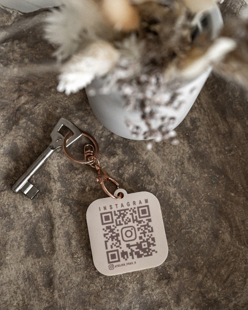 Individueller Schlüsselanhänger mit Instagram QR Code und Firmenlogo